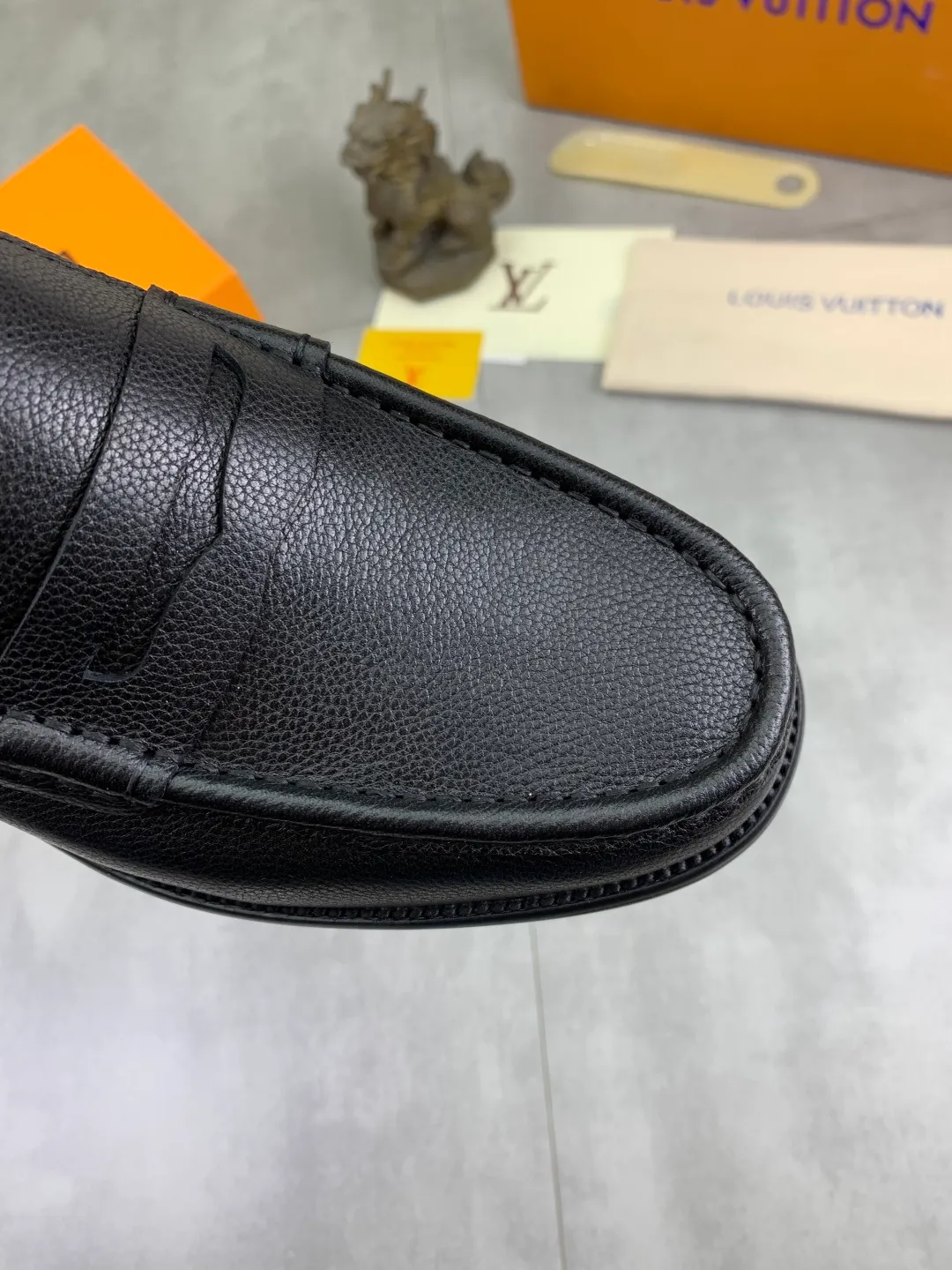 Men's men's shoes 💰P520 New style 💶[LOUIS VUITTON] Water-dyed Niuli Original order New style 🍀LV Louis Vuitton *——Top version of LV classic leather shoes! Made of imported original calfskin, original leather side strips and wear-resistant high-end rubber outsole! High quality products! Color: Black optional Size: 39-44 (45 customized)